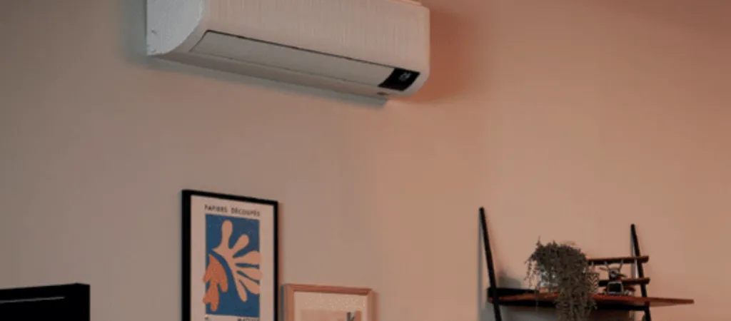 Ett rum som har en luftvärmepump/AC på väggen