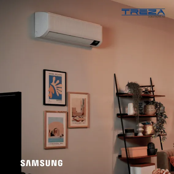 Luftvärmepump/AC på en vägg i ett rum